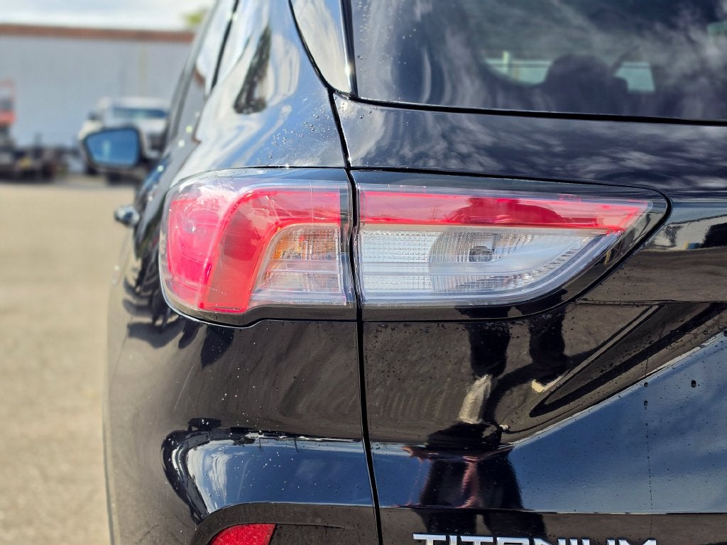 2022 Ford Escape Hybrid Titanium
